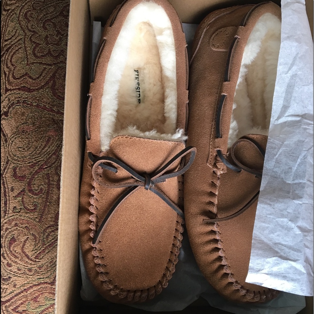 New in box men’s Fireside by Dearform moccasins